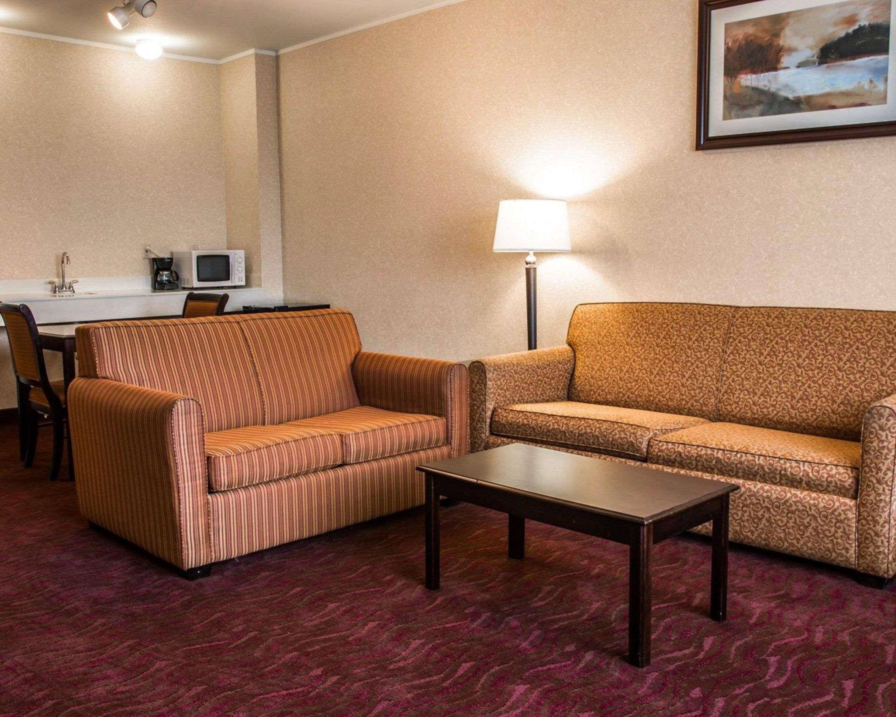 American Inn & Suites Вотерфорд Екстер'єр фото