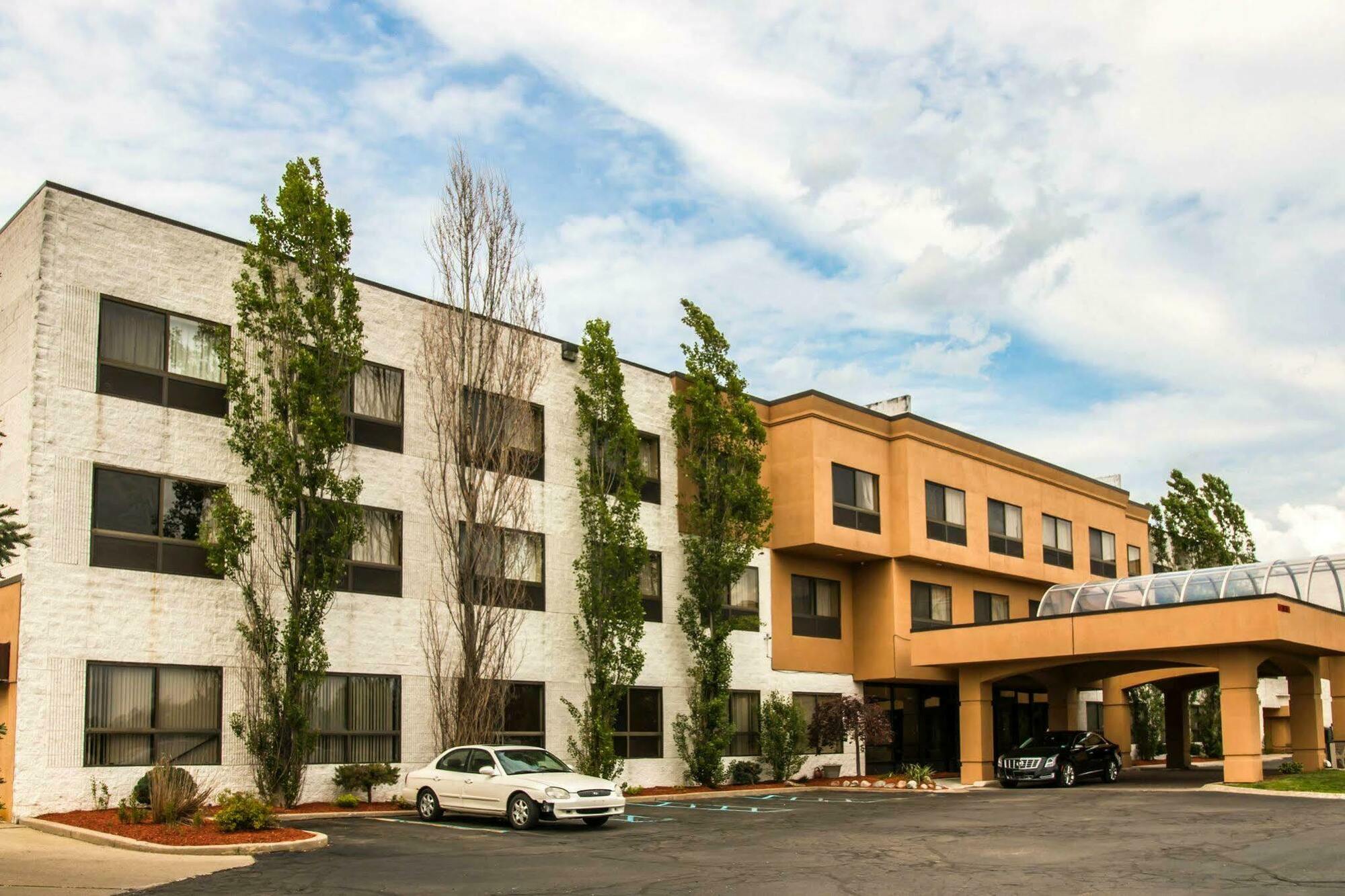 American Inn & Suites Вотерфорд Екстер'єр фото
